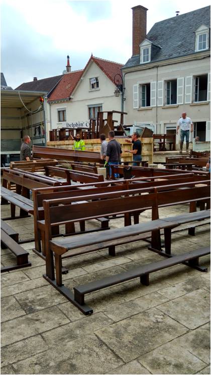 Evacuation des bancs de l'église